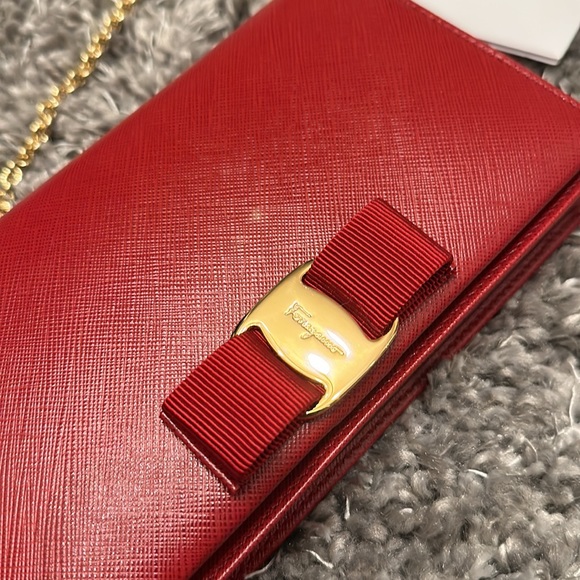 Salvatore Ferragamo Vera Bow crossbody/clutch w/detachable long gold chain - Picture 9 of 12